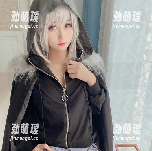 Kuuko W 分享Kuuko W的日常高清画面:散落在沙发边的灵感与懒散